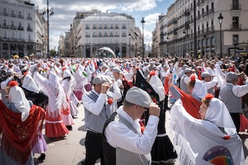 Cientos de personas bailan el chotis durante el pasacalles castizo ¡®Bailando por Madrid¡¯ por las Fiestas de San Isidro.