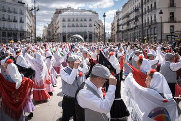 Cientos de personas bailan el chotis durante el pasacalles castizo ‘Bailando por Madrid’ por las Fiestas de San Isidro.