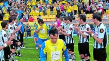 <b>PASO AL CAMPEÓN. </b>Los jugadores de la Balona hicieron el pasillo a los cadistas ayer en el Carranza.