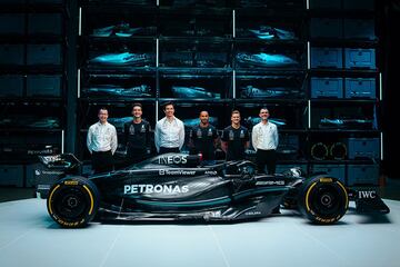 El Mercedes W14 ha sido presentado esta mañana de la mano de Lewis Hamilton y George Russell. El nuevo vehículo busca luchar de nuevo por el título del mundo.