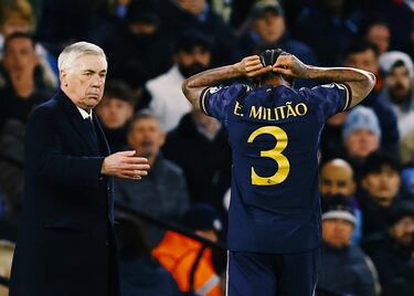 Éder Militao se tuvo que quitar la cadena del cuello una vez ya había ingresado en el terreno de juego.