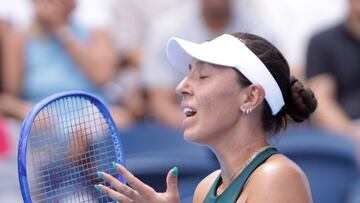MASON (United States), 13/08/2025.- Jessica Pegula of the United States gestures as she plays against Magda Linette of Poland during Women's singles round of 32 match of the Cincinnati Open at the Lindner Family Tennis Center in Mason, Ohio, USA, 13 August 2025. (Tenis, Polonia, Estados Unidos) EFE/EPA/MARK LYONS