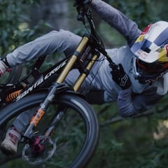 Jackson Goldstone estrena casco y equipo por todo lo alto