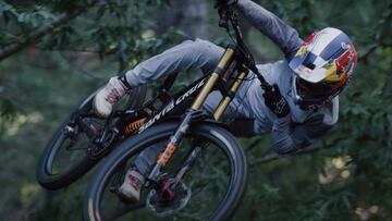 El piloto de MTB Jackson Goldstone pleg&aacute;ndose con su bici Santa Cruz en un bosque de California. 