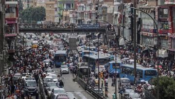 15 May 2020, Egypt, Cairo: People and vehicles crowd at the popular street market of Al Ataba as people shop for clothes and supplies in preparation for the upcoming Muslim holiday of Eid al-Fitr. Despite the Coronavirus pandemic and the measures taken by the government to contain its spread, people are still crowding at the capital's markets without keeping social distance or applying safety measures. Photo: Gehad Hamdy/dpa
15/05/2020 ONLY FOR USE IN SPAIN