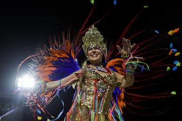 Estos días la ciudad brasileña se viste de gala para disfrutar del Carnaval 2023. Bailes, desfiles, samba... llenan de color la ciudad costera de Brasil, famosa por sus playas de Copacabana e Ipanema, la estatua del Cristo Redentor sobre el cerro del Corcovado y el morro Pan de Azúcar.