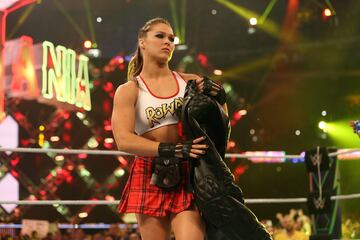 Ronda Rousey, que competía junto a Kurt Angle, se midió a Triple H y Stephanie McMahon en una lucha por parejas.