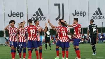 Turin (Italy), 07/08/2022.- Spanish forward Alvaro Morata (C) of Atletico Madrid celebrates with teammates after scoring the 2-0 lead during the friendly soccer match Juventus Fc vs Atletico Madrid in Turin, Italy, 07 August 2022. (Futbol, Amistoso, Italia) EFE/EPA/TINO ROMANO
