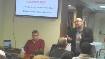 Imagen del principio del acto del 10º aniversario de la peña sevillista 'A 1.000 KM de Nervión'