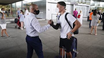 Brian Cufr&eacute; saluda a Manolo Gaspar a su llegada al aeropuerto de M&aacute;laga.