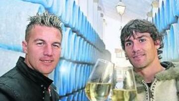 <b>UN BRINDIS P0R LA SALVACIÓN</b> Antoñito y el ex del Almería Mario Bermejo brindaron con AS por la salvación del Xerez en este 2010.