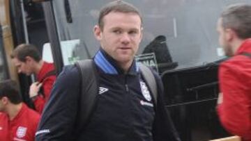 El delantero de la selecci&oacute;n inglesa Wayne Rooney llega con el resto del equipo a Podgorico, Montenegro.
