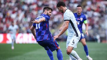 Oeiras (Portugal), 08/06/2024.- Portugal player Ruben Dias (R) in action against Croatia player Petkovic (L) during the international friendly soccer match Portugal vs Croatia, in Oeiras, Portugal, 08 June 2024. (Futbol, Amistoso, Croacia) EFE/EPA/RODRIGO ANTUNES
