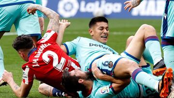 MADRID, 20/02/2021.- El jugador del Atl&eacute;tico de Madrid Jos&eacute; Mar&iacute;a Gim&eacute;nez (i), y el jugador del Levante Jorge And&uacute;jar, durante el partido de LaLiga Santander de la jornada 24, este s&aacute;bado, en el estadio Wanda Metr