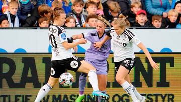 Athenea del Castillo pugna por un balón ante el Rosenborg.