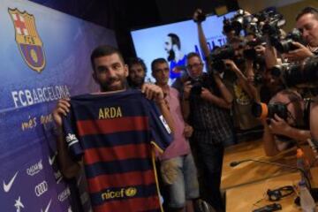 La presentación de Arda Turan en imágenes