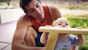 El escalador Alex Honnold sujeta a su hija, que muerde un palo de madera, en su casa de Las Vegas (Nevada, Estados Unidos).