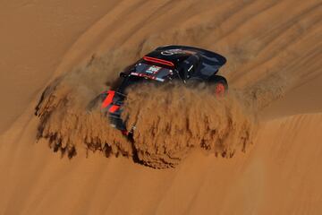 Carlos Sainz  y Lucas Cruz durante la sexta etapa del Rally Dakar con un recorrido en Shubaytah, en pleno en Empty Quarter, en Arabia Saudí.