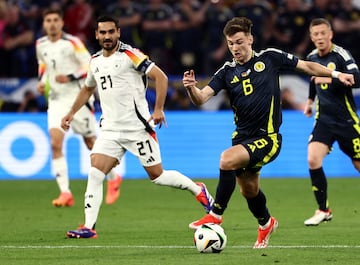 Munich (Germany), 14/06/2024.- Kieran Tierney of Scotland (R) in action against Ilkay Guendogan during the UEFA EURO 2024 group A match between Germany and Scotland in Munich, Germany, 14 June 2024. (Alemania) EFE/EPA/ANNA SZILAGYI
