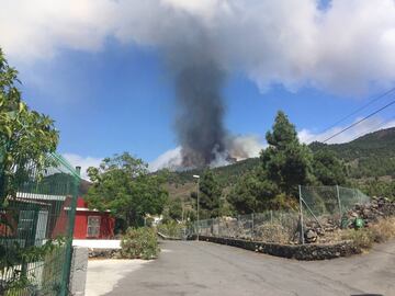 La erupción volcánica ayer (domingo 19 de septiembre) en los alrededores de Las Manchas, en El Paso (La Palma), después de que el complejo de la Cumbre Vieja acumulara miles de terremotos en la última semana, conforme el magma iba presionando el subsuelo en su ascenso. Las autoridades habían comenzado horas antes evacuar a las personas con problemas de movilidad en cuatro municipios.