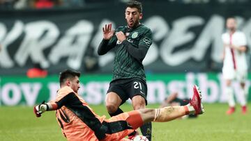 Istanbul (Turkey), 19/10/2021.- Besiktas's goalkeeper Ersin Destanoglu (down) in action against Paulinho (top) of Sporting Lisbon during the UEFA Champions League group C soccer match between Besiktas Istanbul and Sporting Lisbon in Istanbul, Turkey,