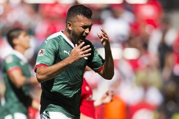 El defensa mexicano fue elegido por Matías Almeyda para cubrir la ausencia de Oswaldo Alanís por su problema contractual. Con el regreso del seleccionado mexicano, Marín tendrá que volver a luchar desde el banquillo de suplentes 