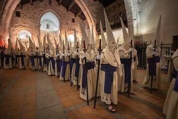 Cofrades durante la procesión del Cristo Yacente, en Zamora, Castilla y León (España). La procesión del Yacente en Zamora es uno de los eventos religiosos más emblemáticos de la Semana Santa en España. Esta celebración se lleva a cabo cada Viernes Santo por la Hermandad de Jesús Yacente. La procesión es organizada por la Hermandad de Jesús Yacente y se lleva a cabo en Zamora.