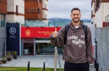 Alejandro Remiro saluda a su llegada. 