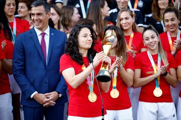 Ivana Andrés tomó el testigo de Pedro Sánchez y habló ante el micro mostrándo el orgullo que supone el reconocimiento que están recibiendo por su triunfo en la Copa del Mundo.