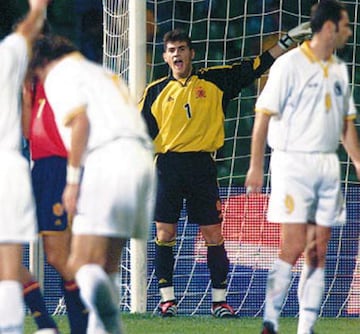 El 2 de septiembre de 2000, Iker debutó con España en competición oficial. Fue ante Bosnia en Sarajevo en el partido de clasificación para el Mundial de 2002.
