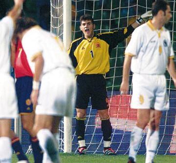El 2 de septiembre de 2000, Iker debut¨® con Espa?a en competici¨®n oficial. Fue ante Bosnia en Sarajevo en el partido de clasificaci¨®n para el Mundial de 2002.