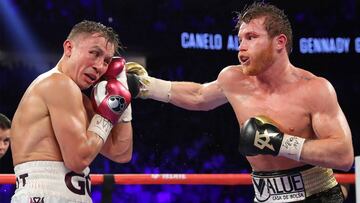 Fotograf&iacute;a cedida por Golden Boy Promotions donde aparece el boxeador mexicano Sa&uacute;l Canelo &Aacute;lvarez mientras lanza un golpe al kazajo Gennady Golovkin , durante el combate de boxeo que les ha enfrentado por los t&iacute;tulos de peso medio en el T-Mobile Arena en Las Vegas, Nevada (EE.UU.).