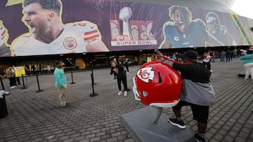 New Orleans (United States), 03/02/2025.- Football fans gather outside during the National Football League's Super Bowl LIX Opening Night event at Caesars Superdome in New Orleans, Louisiana, USA, 03 February 2025. The AFC champion Kansas City Chiefs face the NFC champion Philadelphia Eagles in Super Bowl LIX at Caesars Superdome in New Orleans, Louisiana, on 09 February 2025. (Nueva Orleáns, Filadelfia) EFE/EPA/ERIK S. LESSER