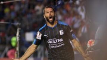 Emmanuel &#039;Tito&#039; Villa celebra un gol por los Gallos Blancos de Quer&eacute;taro