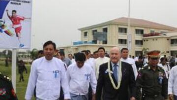 <b>PROTEGIDO. </b>Blatter, durante su visita a Myanmar a mediados de marzo, acompañado por militares.