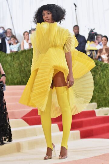 La cantautora tejana posó con un vestido amarillo con volúmenes diseño de David LaPort en una gala con el tema 'Manus x Machina: La moda en la era de la tecnología'.
