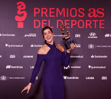 Carolina Marín, Premio Deporte en Positivo, posa en el 'photocall' durante la Gala de los Premios AS 2025.