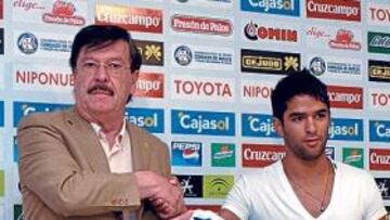 <b>ENCANTADO. </b>Danie Candeias fue presentado ayer en el estadio.