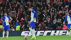 Morata, De Paul y Savic, cabizbajos tras encajar el 2-0 ante el Athletic.