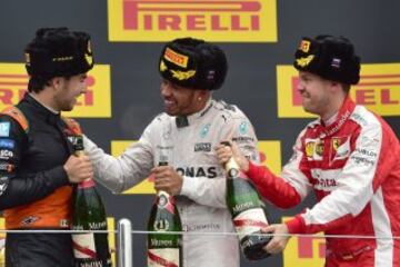 El mexicano Sergio Pérez, del equipo Sahara Force India de F1, celebra su tercer sitio en el Grand Premio de Rusia junto a Lewis Hamilton (C)y Sebastian Vettel.