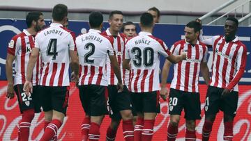 GRA188. EIBAR (GUIPÚZCOA), 27/08/2017.-El delantero del Athletic Aritz Aduriz (2d) celebra con sus compañeros su gol marcado ante el Eibar durante el partido correspondiente a la segunda jornada de LaLiga Santander disputado hoy en el estadio de Ipurúa. EFE/Juan Herrero