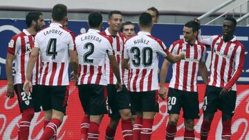 GRA188. EIBAR (GUIP&Uacute;ZCOA), 27/08/2017.-El delantero del Athletic Aritz Aduriz (2d) celebra con sus compa&ntilde;eros su gol marcado ante el Eibar durante el partido correspondiente a la segunda jornada de LaLiga Santander disputado hoy en el estadio de Ipur&uacute;a. EFE/Juan Herrero