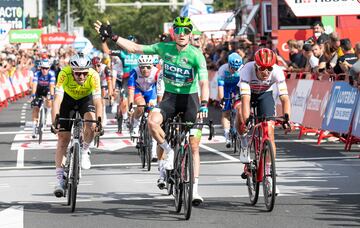 Sam Bennett ganó al sprint.