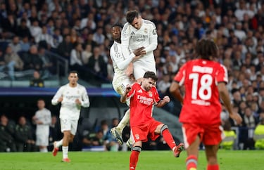 Tremendo susto tras el choque entre Eduardo Camavinga y Raúl Asencio. El defensa central se lleva la peor parte. Fue atendido por los servicios médicos que, tras colocarle un collarín es retirado en camilla. El árbitro aplicaba el protocolo para los golpes en la cabeza.