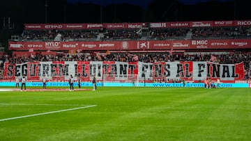 GIRONA, 21/04/2025.- Aficionados del Girona muestran una pancarta antes del inicio del encuentro correspondiente a la jornada 32 de Laliga EA Sports que disputan hoy lunes Girona y Betis en el estadio de Montilivi, en Girona. EFE / Siu Wu.