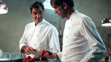 Roger Federer demuestra que tambi&eacute;n es un maestro como cocinero entre fogones