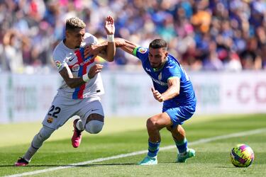 El jugador del Barcelona, Raphinha y el jugador del Getafe, Juan Iglesias, pelean un balón durante el encuentro de hoy. 


 