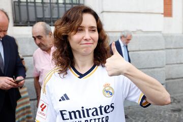 La presidenta de la Comunidad de Madrid, Isabel Díaz Ayuso, en la visita del equipo a la Real Casa de Correos.