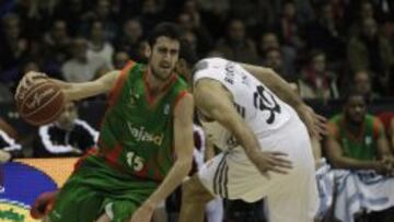 Joan Sastre disputando un partido contra el Real Madrid Baloncesto