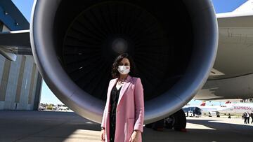 -FOTODELDIA- GRAF2798. MADRID, 12/04/2021.- La presidenta de la Comunidad de Madrid, Isabel D&iacute;az Ayuso, durante su visita a las instalaciones de Iberia en La Mu&ntilde;oza en Madrid este lunes donde se ha presentado un avi&oacute;n de la compa&ntil